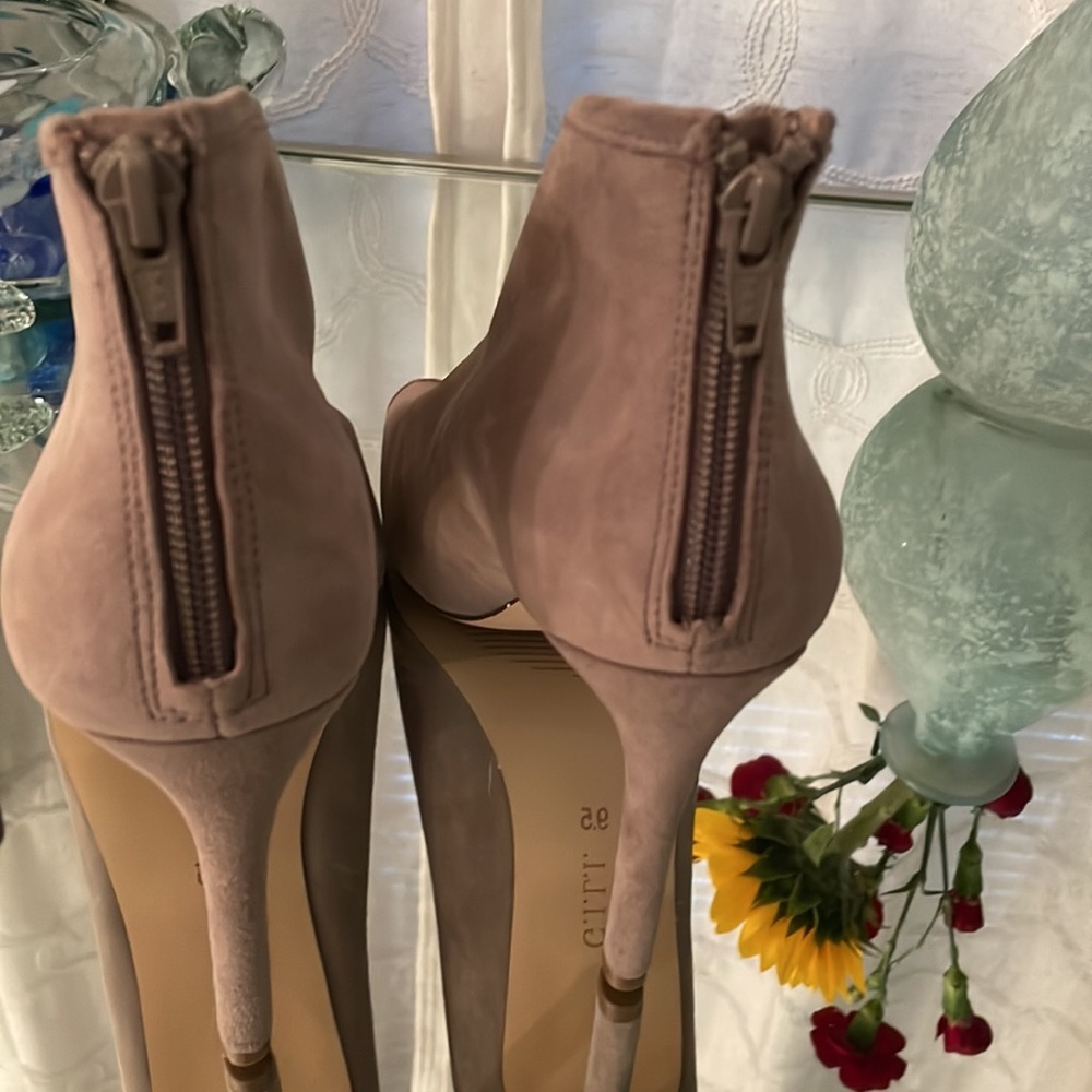 🥰 GILI tan suede peep toe shooties. 9.5. NWOT. Pristine preloved condition. - Picture 3 of 7